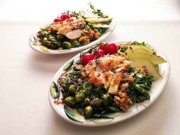 Herbstsalat mit Gorgonzoladressing, Hühnerfilet, Birnen und Kohlsprossen | Foodblog | Lieblingsspeise.at