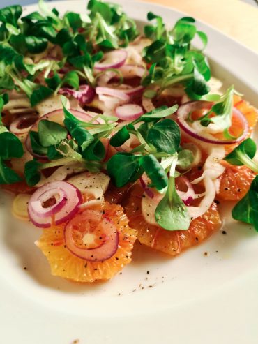 Orangen-Fenchel-Salat mit Zwiebel und Feldsalat | Rezept | Foodblog | Lieblingsspeise.at