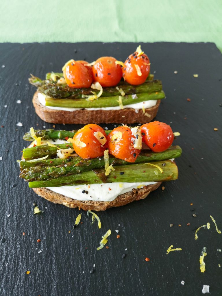 Röstbrot mit Ziegenkäse, Spargel und Ofentomaten | Rezept | Lieblingsspeise.at