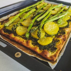 Spargel-Kartoffel-Flammkuchen mit Bärlauchpesto | Rezept | Foodblog | Lieblingsspeise.at